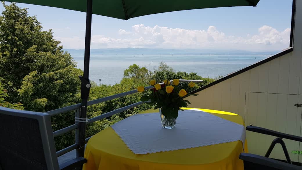 Genießen Sie vom Balkon aus den Blick auf See, Berge und Naturschutzgebiet. ARISTA Ferienwohnung