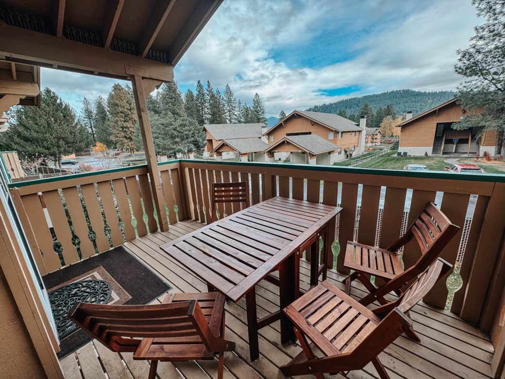 Balcony with a view of the Mountains