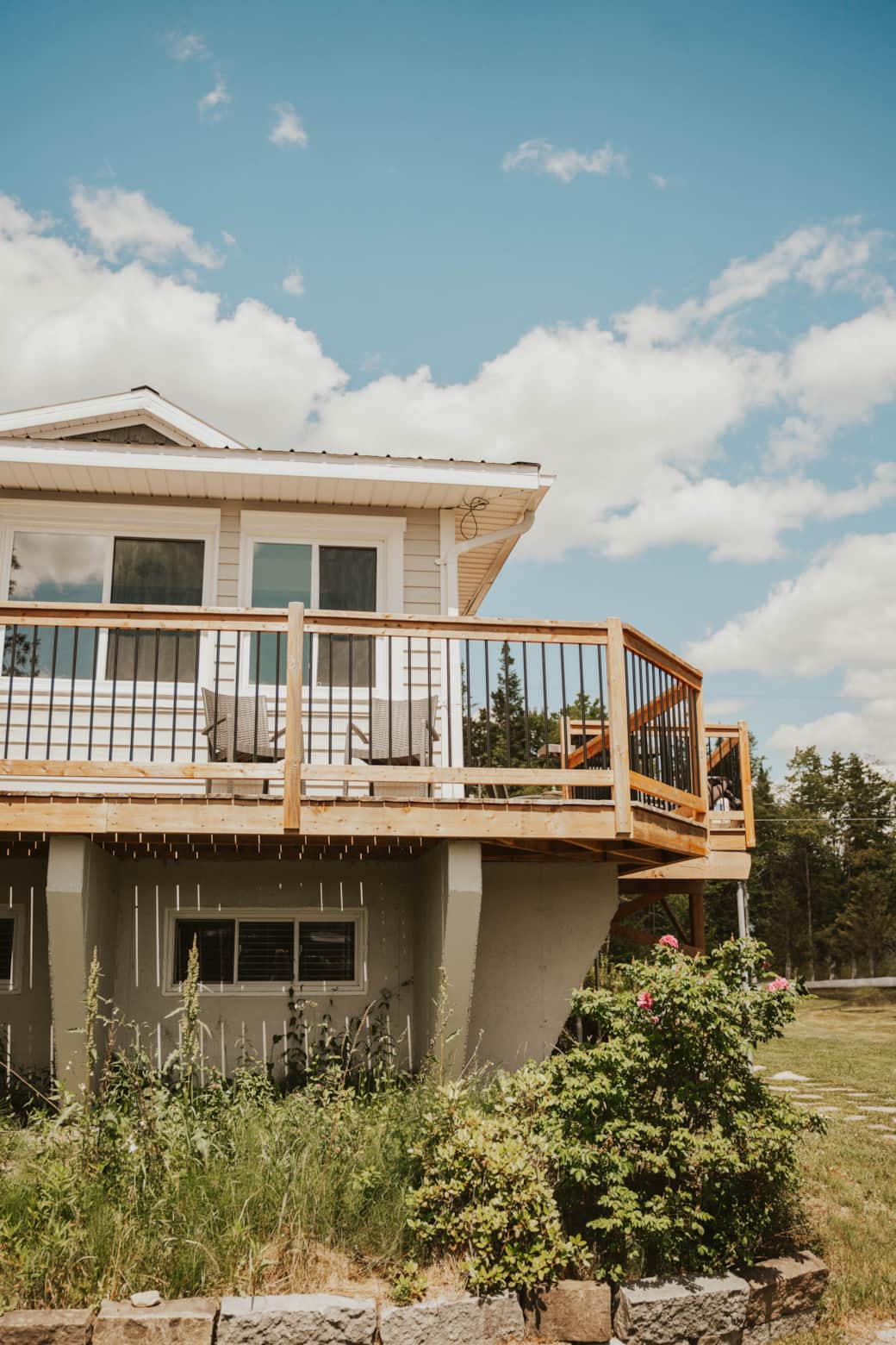 Balcon surélevé avec vue imprenable sur la rivière 