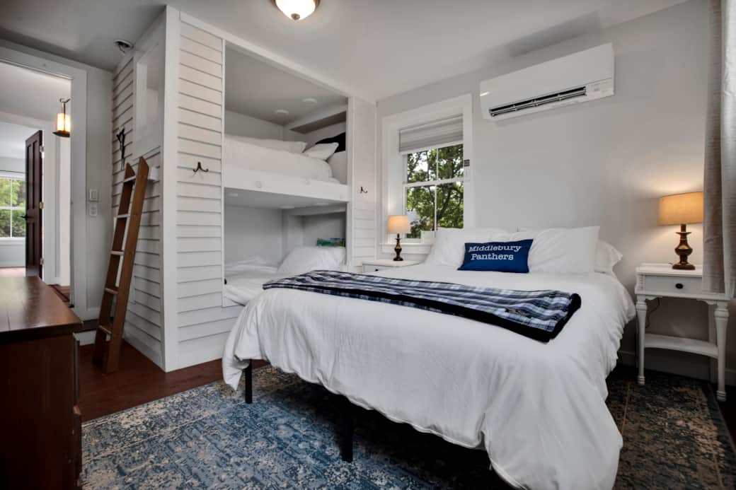 Comfy and fun! Queen bed plus bunks for the kids :) Comfy and fun! Queen bed plus bunks for the kids :)