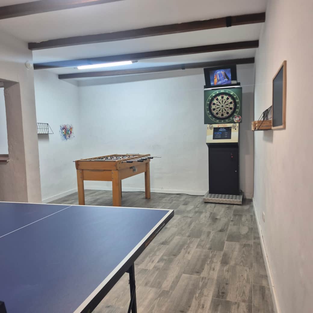 Futbolín y diana electrónica