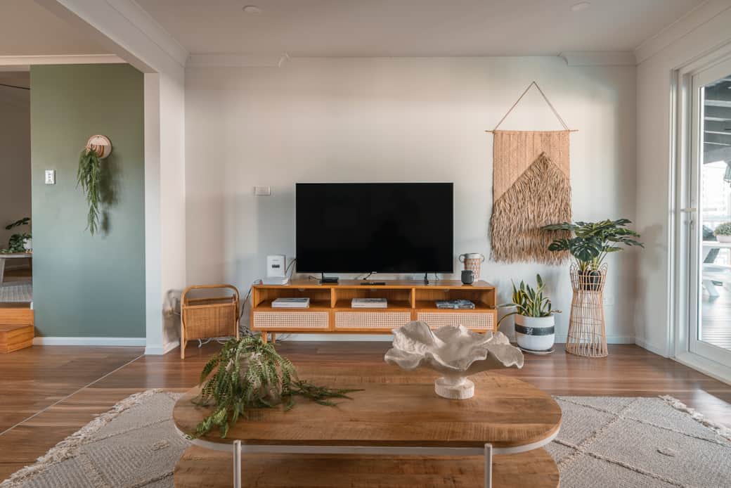 Main lounge & smart TV with Netflix, Kayo & Stan