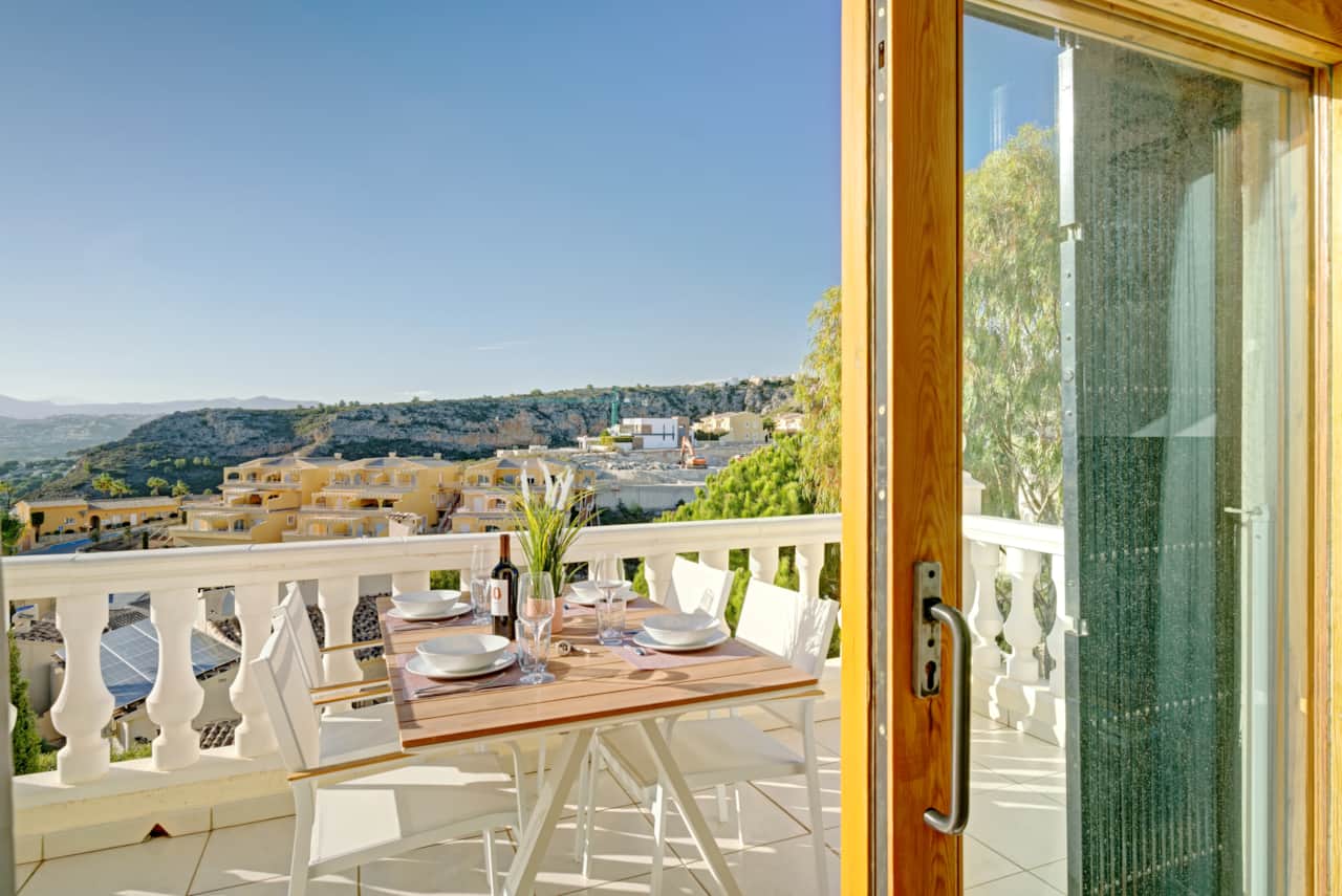 Balkon mit Esstisch und Blick auf die mediterrane Landschaft