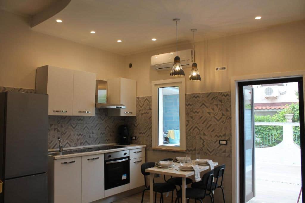 CUCINA E TAVOLO PRANZO CUCINA E TAVOLO PRANZO