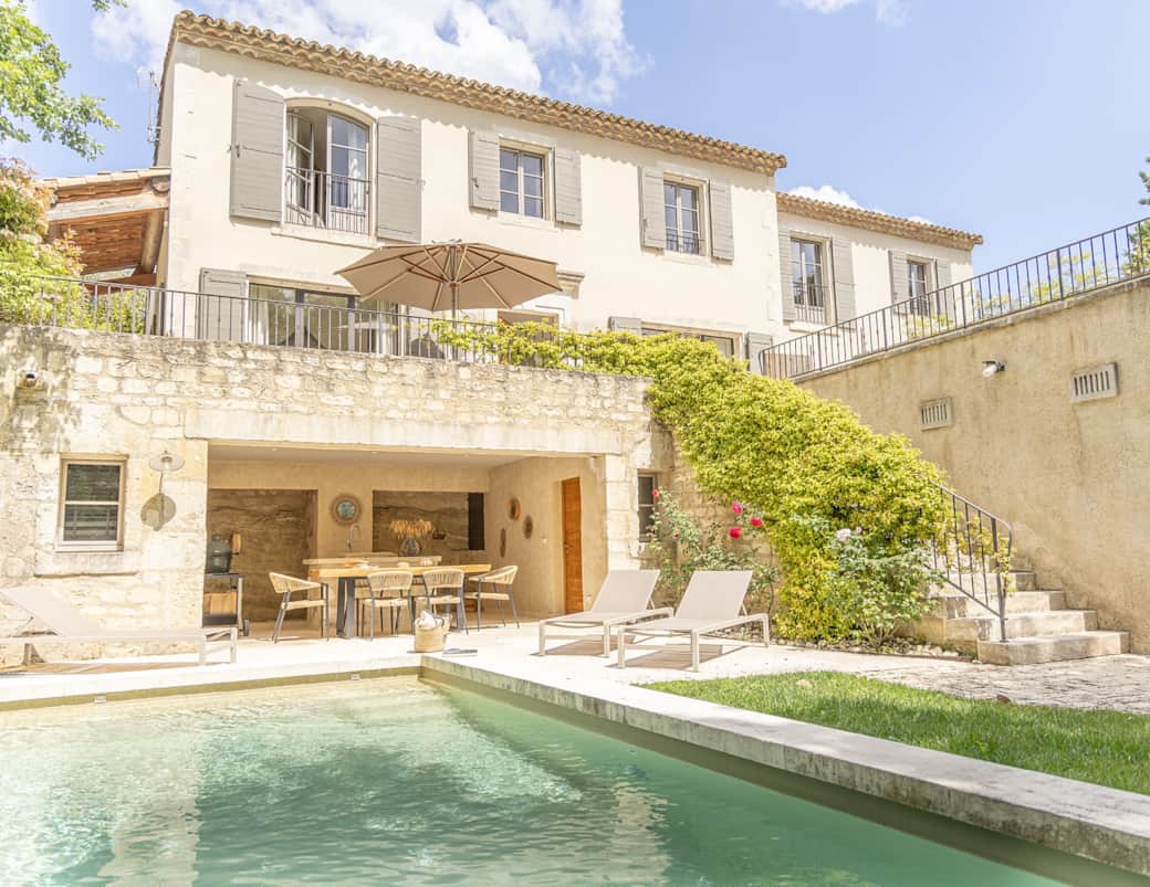 Facade bastide piscine cuisine ete bains soleil hero bastide du couchant saint remy de provence