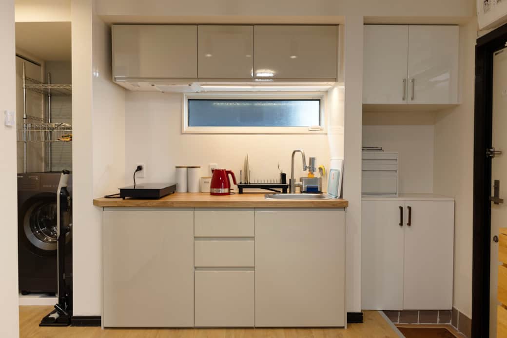 Make simple meals or morning coffee in this peaceful Tokyo rental near Shibuya’s lively energy. Make simple meals or morning coffee in this peaceful Tokyo rental near Shibuya’s lively energy.