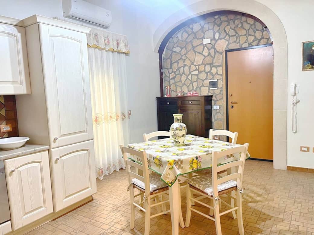 Uno spazio luminoso per colazioni lente, brindisi serali e momenti condivisi. Vivi Ortigia da dentro