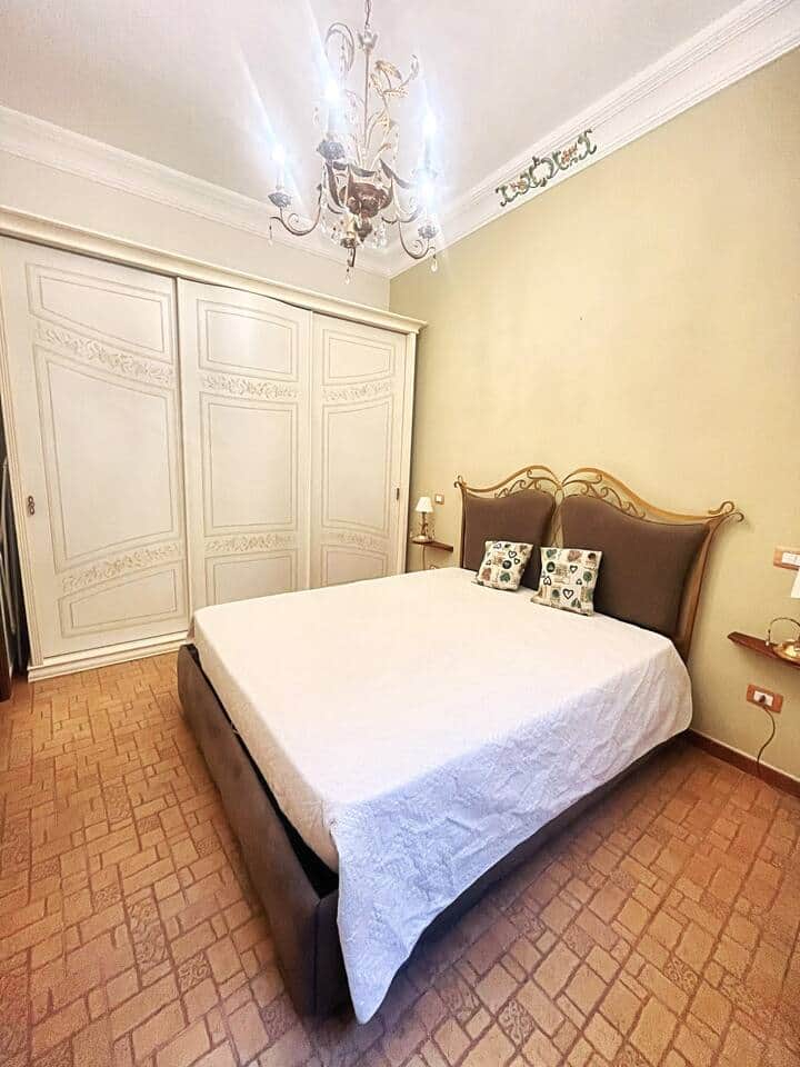 Tranquillità e stile classico si incontrano: spazio, bellezza e funzionalità per un soggiorno rigenerante.