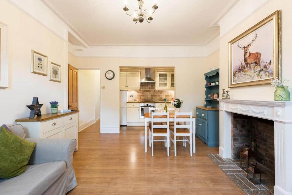 Bikki Sitting room / Open plan Kitchen