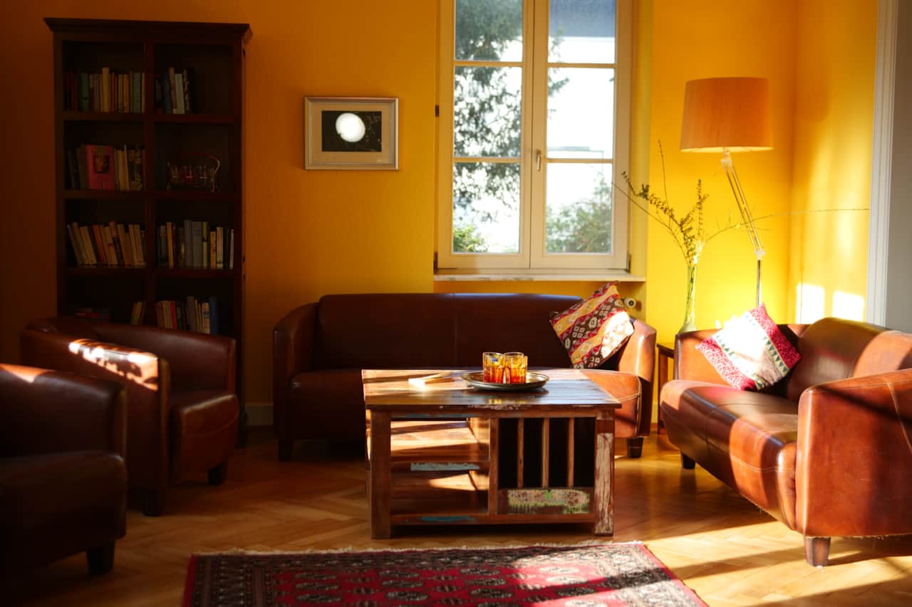 Gemütlicher Wohnraum der Ferienwohnung Villa in Überlingen mit Ledersofas und Sesseln.