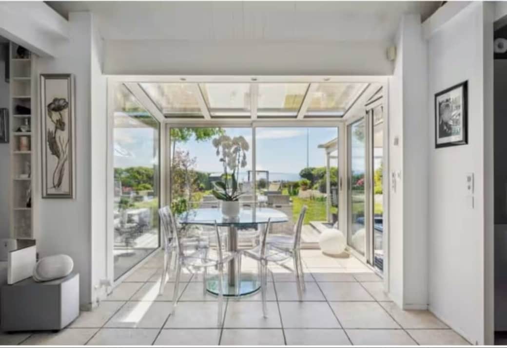 Espace repas lumineux avec une vue dégagée sur le jardin. Espace repas lumineux avec une vue dégagée sur le jardin.