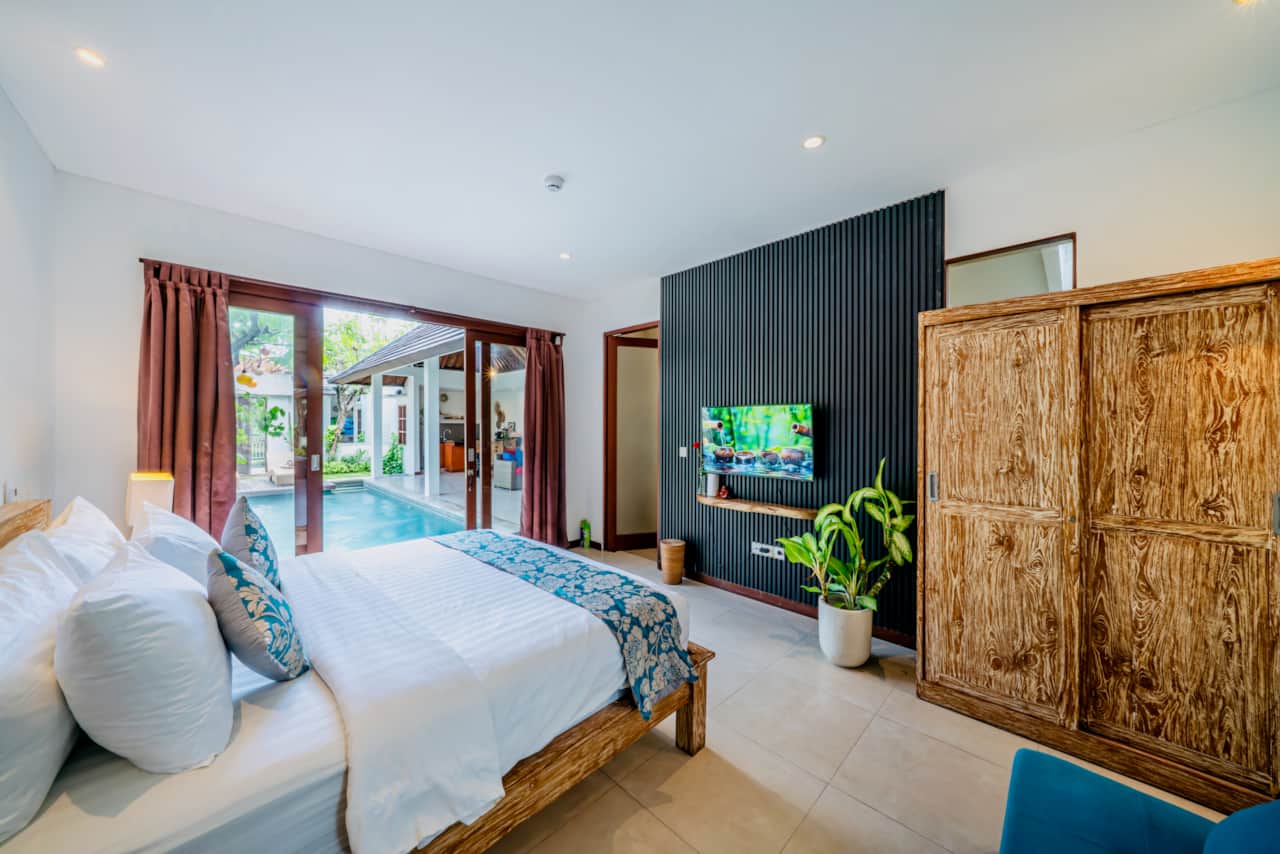 Master Ensuite with Smart TV & Garden Views – Villa Olli