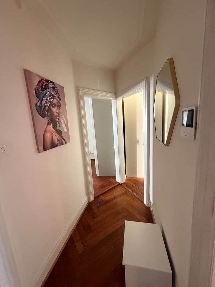 Flur mit Zugang zum Wohnzimmer, der Küche und den zwei separaten Schlafzimmern