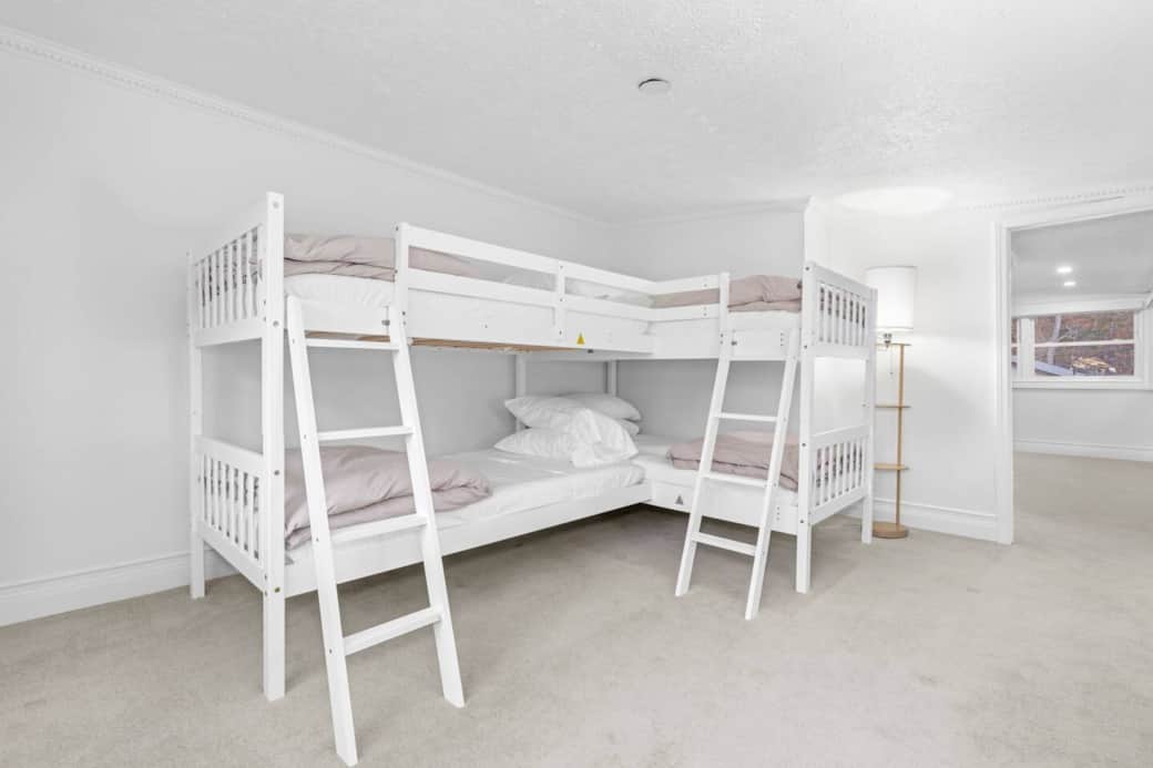 Four twin bunkbeds.