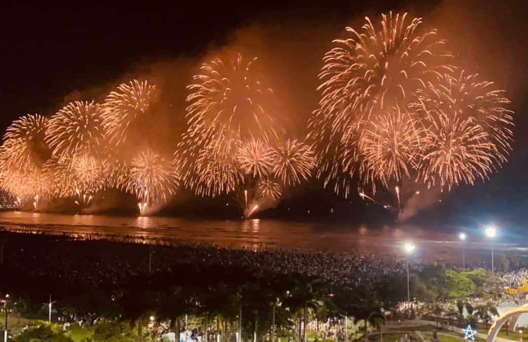 Réveillon em Santos. Assista à queima de fogos da sacada com vista para toda a orla.