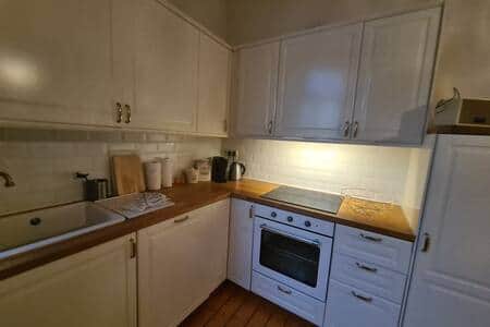 Voll ausgestattete Küche mit Kühlschrank, Herd, Backofen, Geschirrspüler, Kaffeemaschine, etc.
