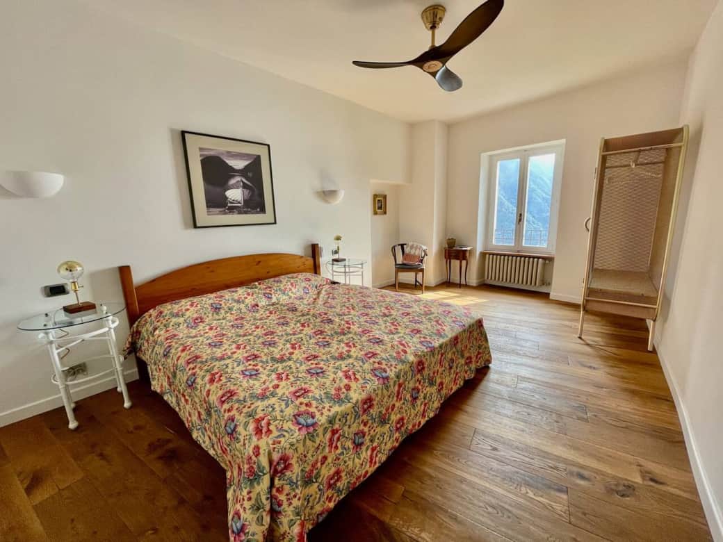 Master bedroom (Upper Floor)