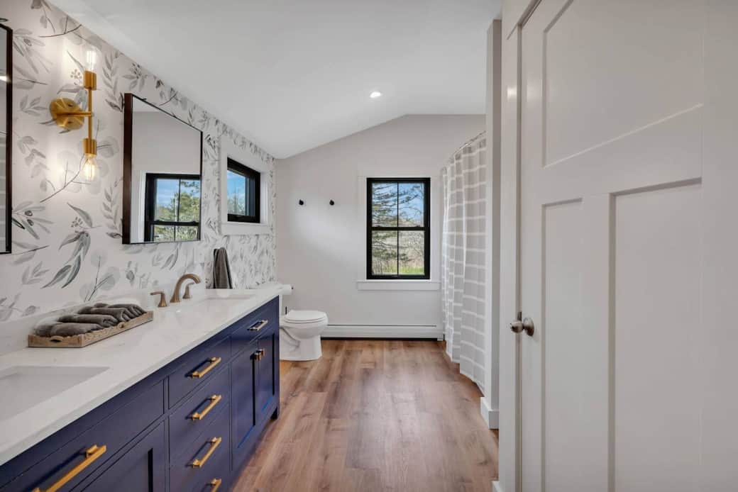 Second Floor Full Bathroom
