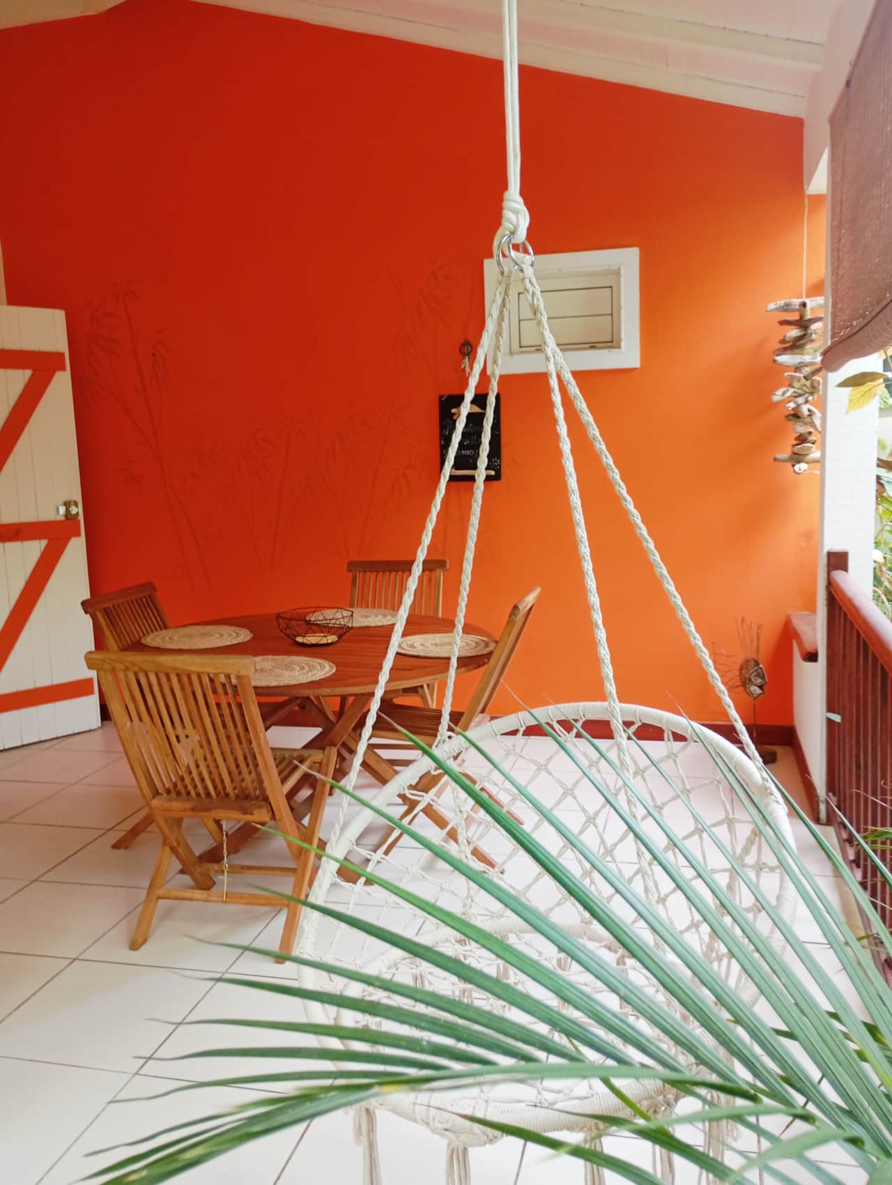 Le coin repas sur la terrasse