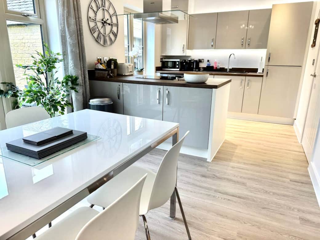 Modern kitchen diner  
double oven
hob
large fridge freezer
washing machine
Tassimo coffee machine
toaster
kettle
microwave
Bluetooth speaker.
Starter tea, coffee, sugar, washing up liquid, washing tabs, d/w tabs, kitchen roll provided