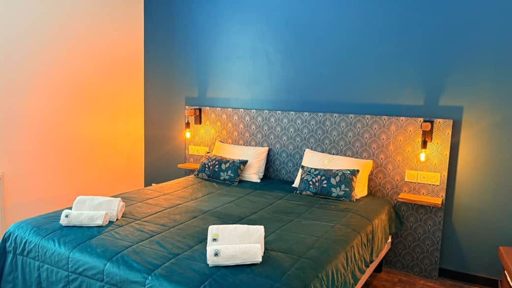 Une chambre confortable avec une literie de qualité exceptionnelle . Serviettes et linge de lit de qualité , ainsi qu’un lit simple et un dressing ouvert.️ 