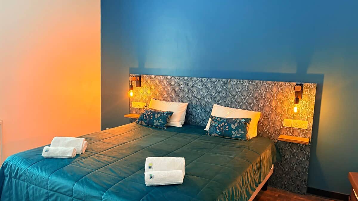 Une chambre confortable avec une literie de qualité exceptionnelle . Serviettes et linge de lit de qualité , ainsi qu’un lit simple et un dressing ouvert.️ 