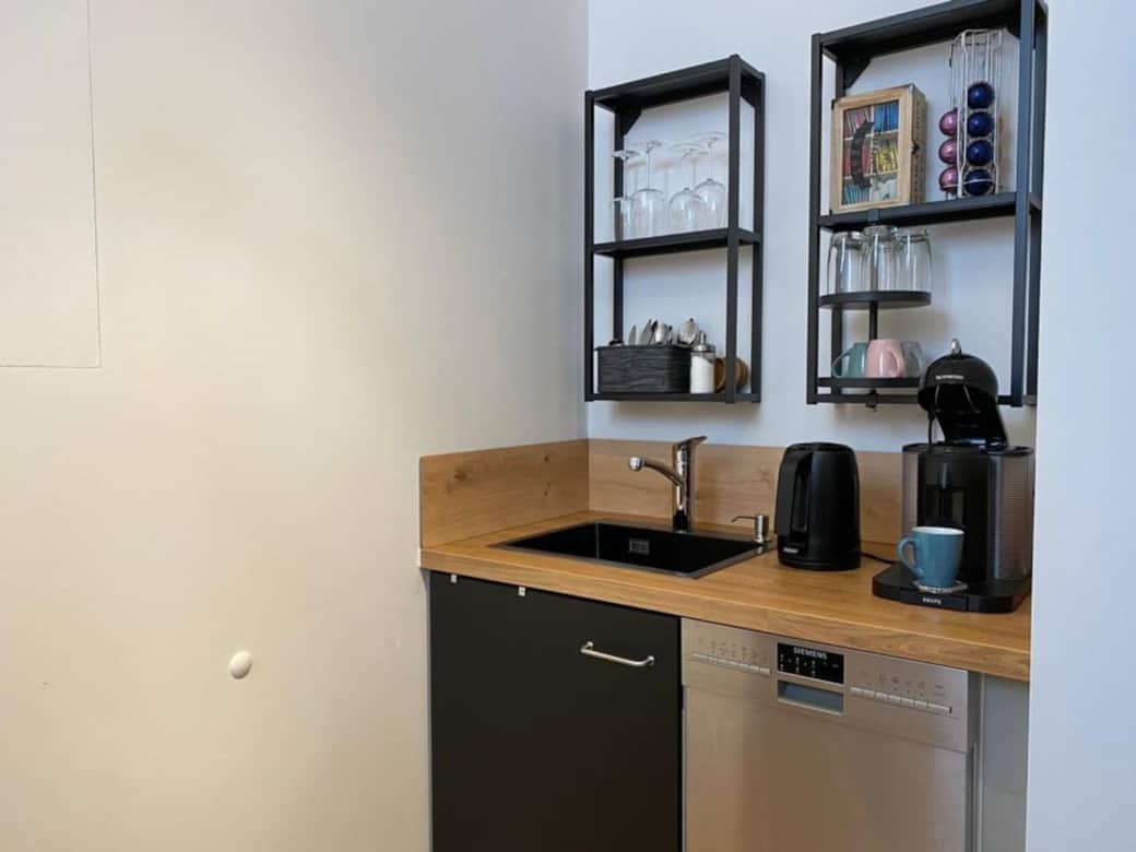 Blick in die Küche mit Kaffeemaschine, Kaffe, Wasserkocher & Co.