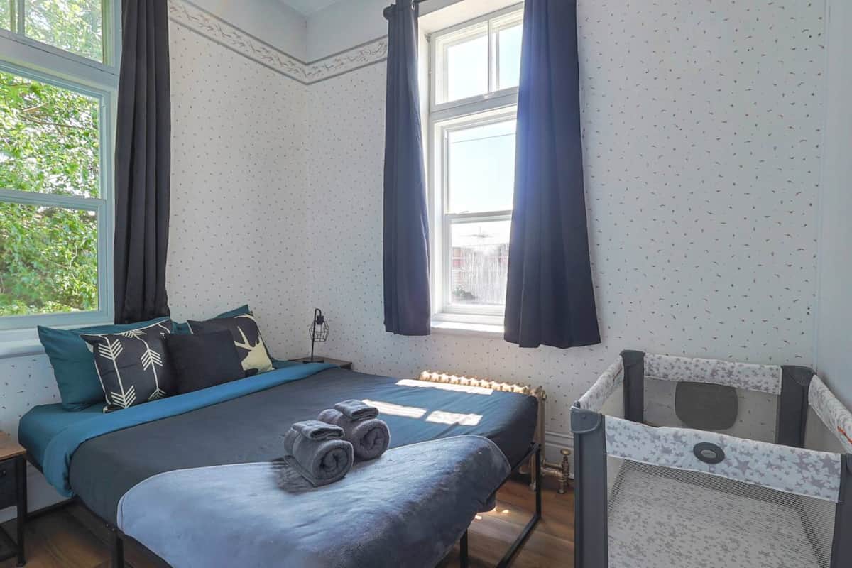 Cinquième chambre avec lit double très illuminée et garde robe!
