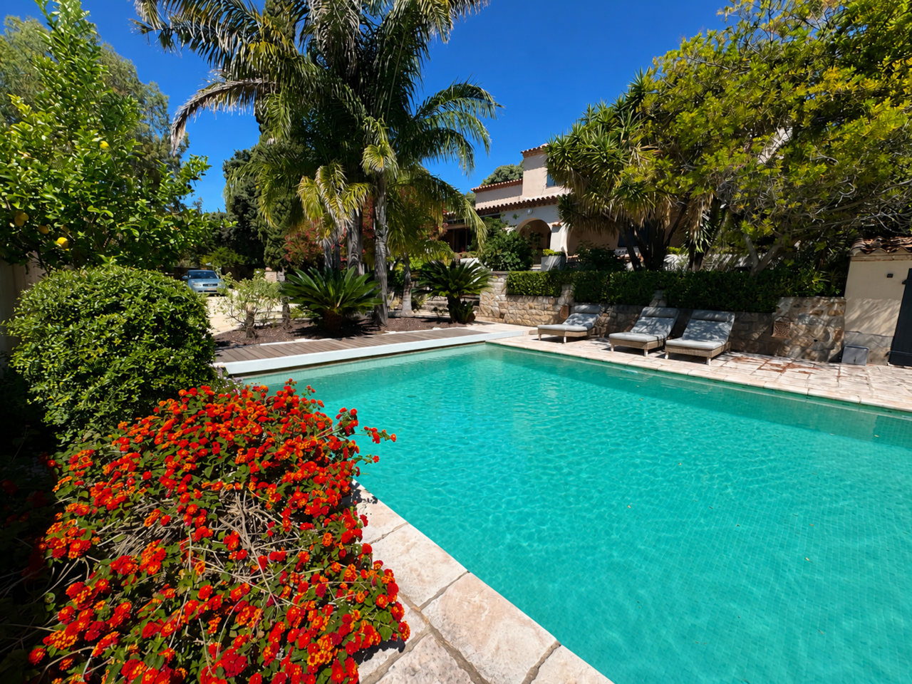 Piscine, jardin et transat