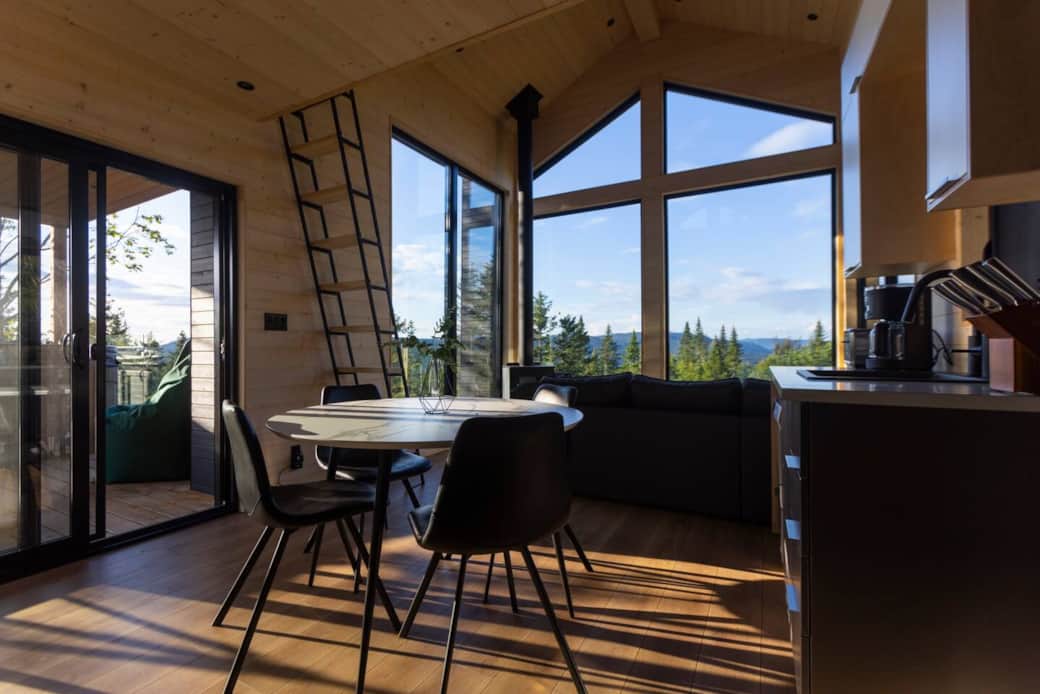 Fully equipped kitchen, dining table, living room with fireplace and direct access to the main deck