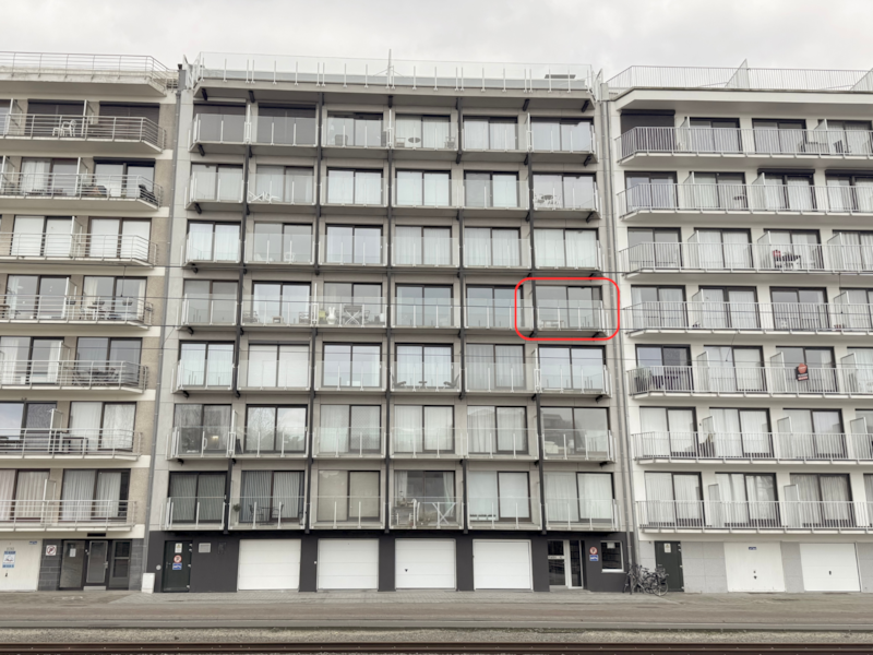 Een blik op de voorgevel van de residentie, waar je Studio Zeenest op de 4e verdieping zult vinden!