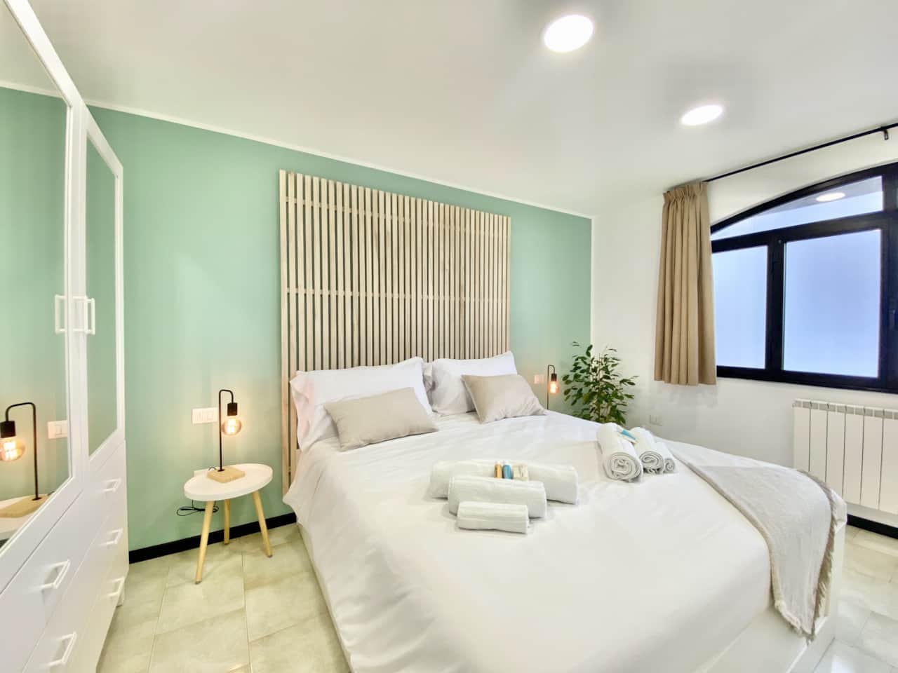 Finestra con tende beige e pianta