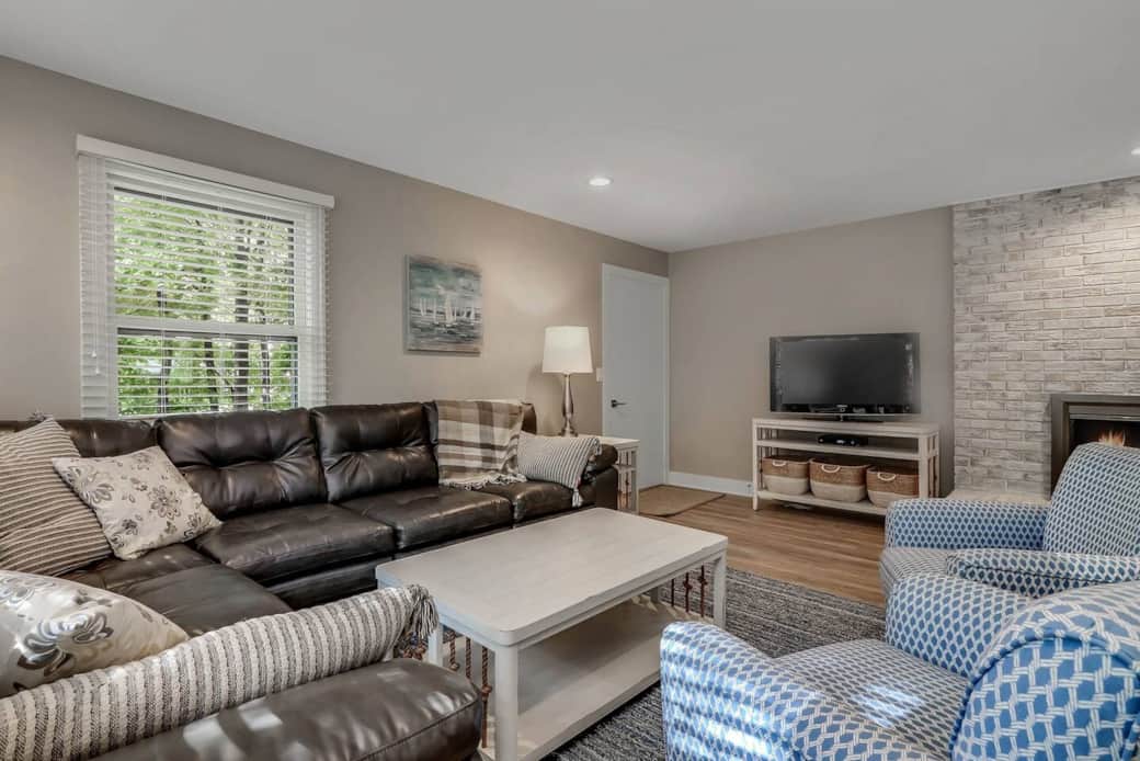 Cable T.V., Blu-ray, and Online streaming options with door to the deck