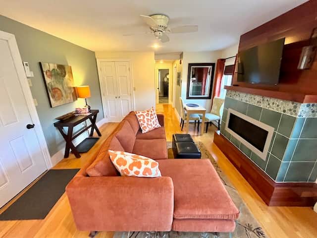 Comfortable living and dining room in this one bedroom apartment in Tannersville