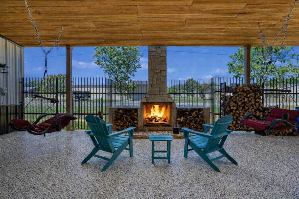 Cozy fireplace with 12 logs per evening provided Cozy fireplace with 12 logs per evening provided