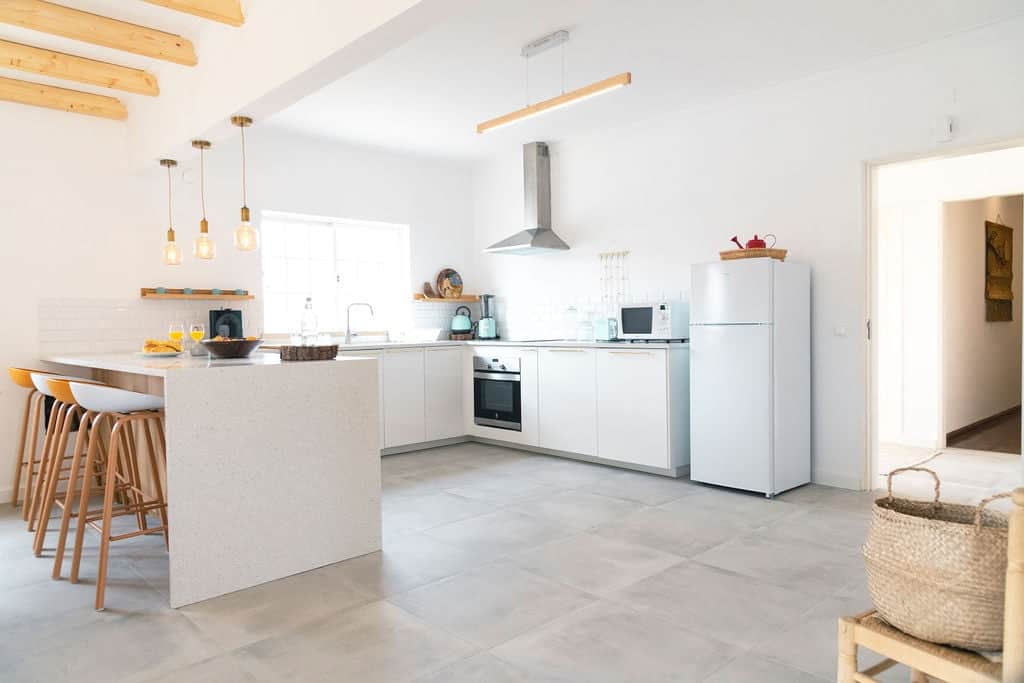 Cozinha estilo ilha ideal para partilhas e refeições em família 