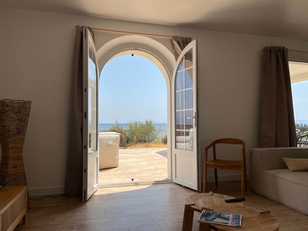 Salon avec un accès direct à la grande terrasse côté mer
