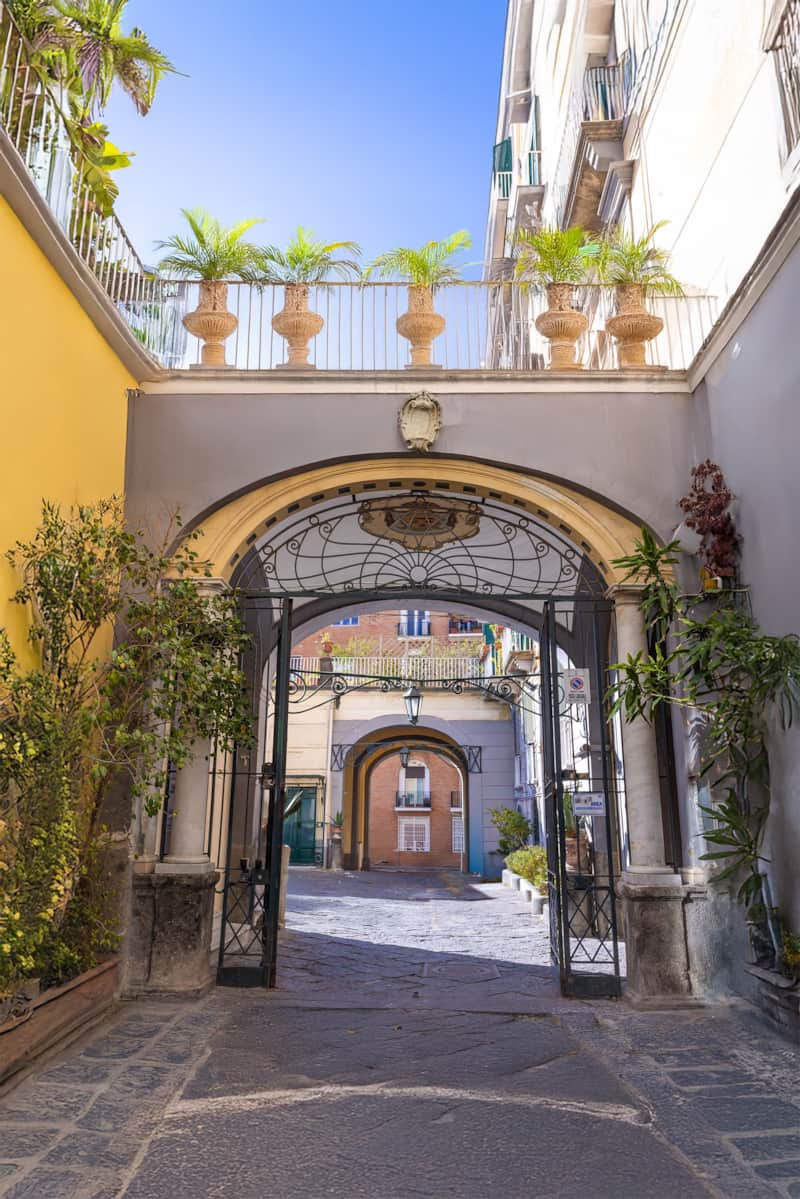 Suite Chiaia — Ingresso parco