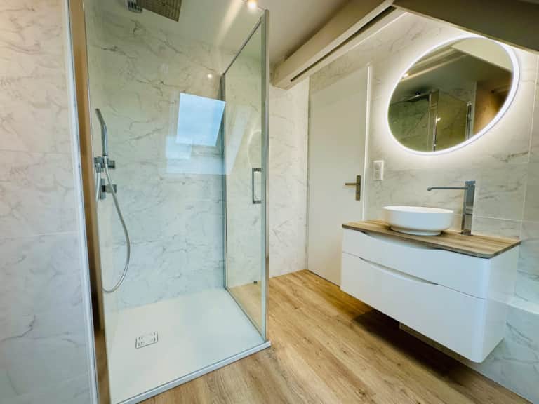 Le Belvédère du Quercy — La salle de bains avec douche