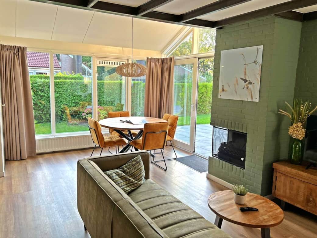 Woonkamer met eetkamer met uitzicht op de fijne zon gerichte tuin. Woonkamer met eetkamer met uitzicht op de fijne zon gerichte tuin.