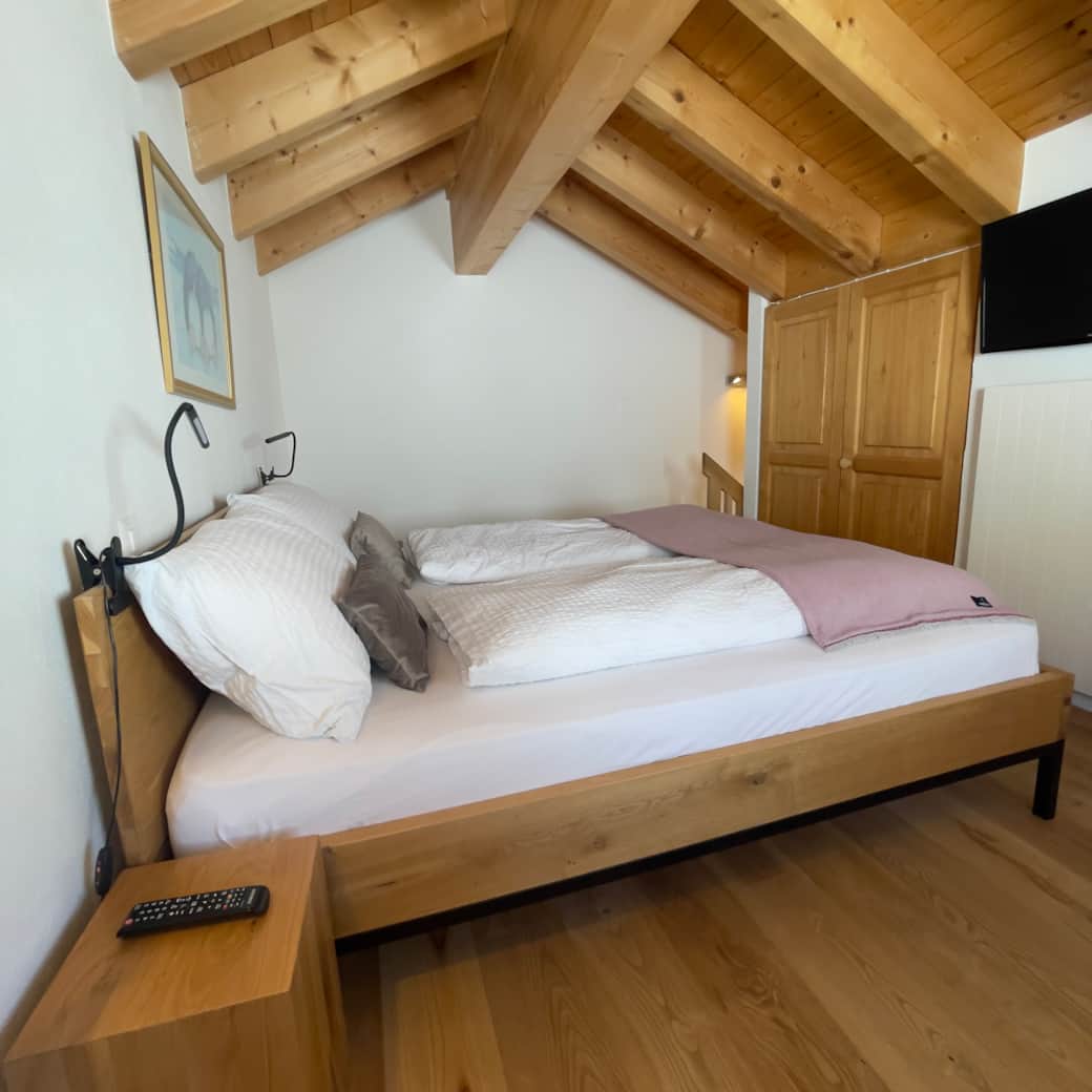 Schlafzimmer mit Doppelbett und Bettsofa