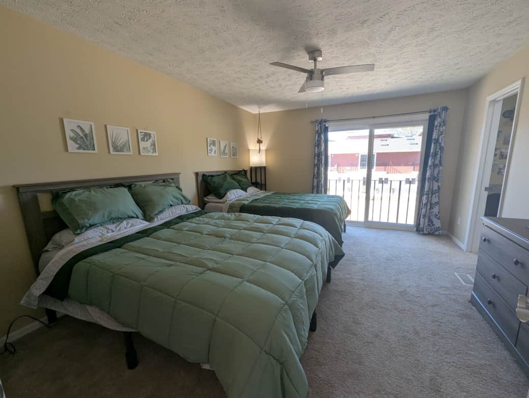Bedroom with 2 queen beds and private bathroon