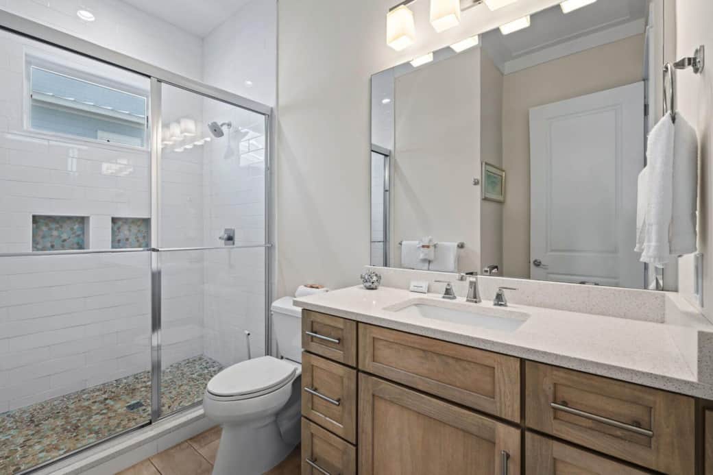 King Bathroom (Back)
