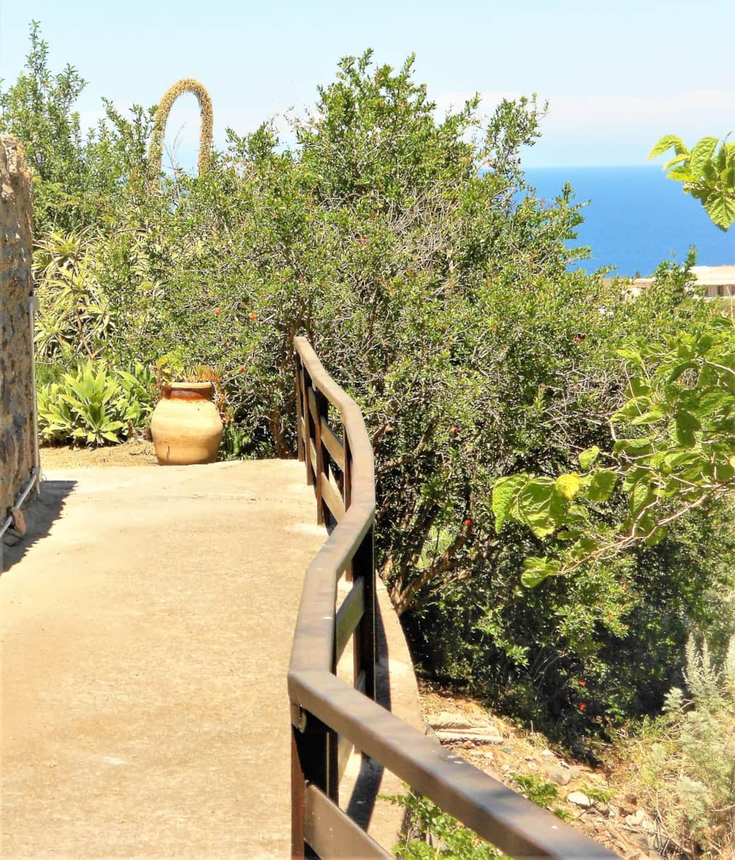 Sentiero panoramico con vista mare a Malfa, Salina, immerso nel verde delle Eolie. Sentiero panoramico con vista mare a Malfa, Salina, immerso nel verde delle Eolie.