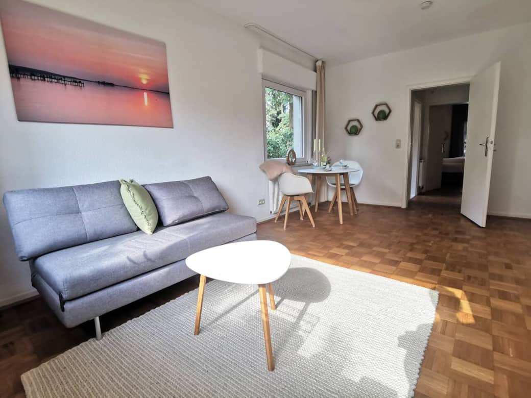 Stylisch und gemütlich – perfekt zum Entspannen nach einem langen Tag am Steinhuder Meer. Mach es dir mit einem Film oder einem guten Buch bequem!