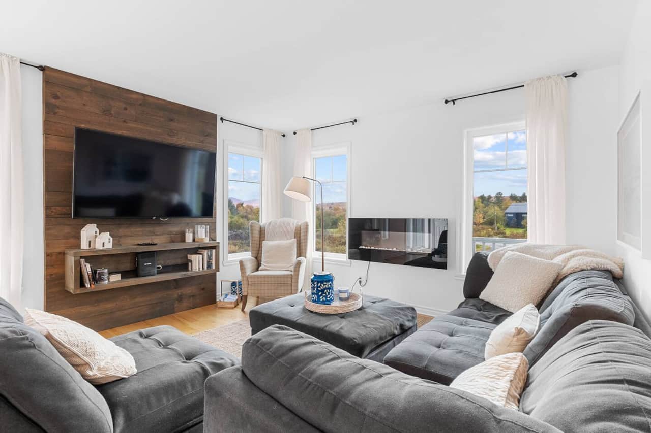 Living room (electric fireplace)