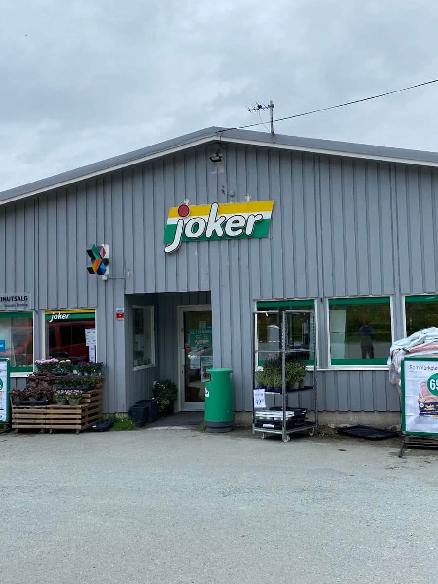 Joker-Laden in Sjursnes mit Eingang und Blumen vor der Tür