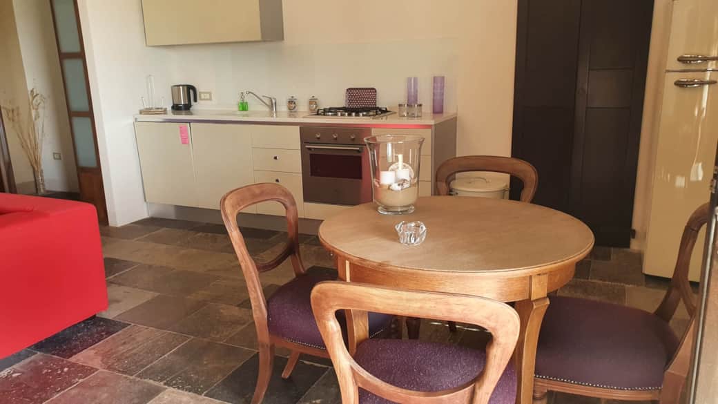 Soggiorno e zona pranzo con angolo cottura