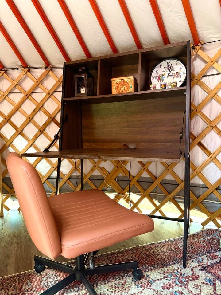 Work desk with extra wide desk chair. Perfect for workation!