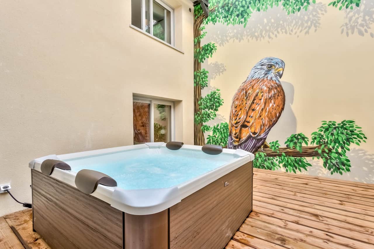 Patio avec jacuzzi